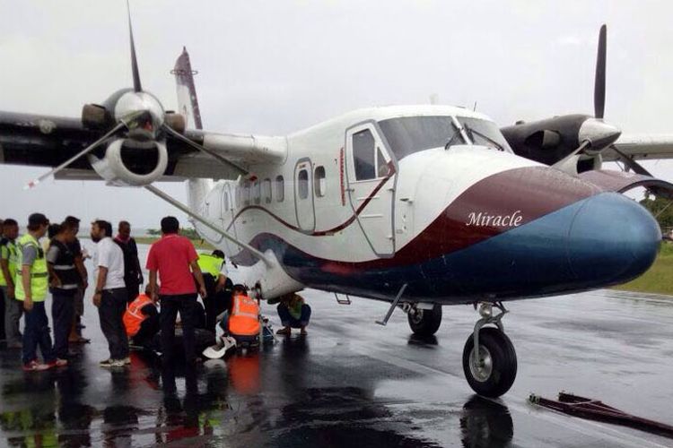 Pesawat perintis milik maskapai Dimonim Air PK-HVM yang dihadang warga dengan motor gerobak di bandara Fawai, Papua, Rabu (8/11/2017).