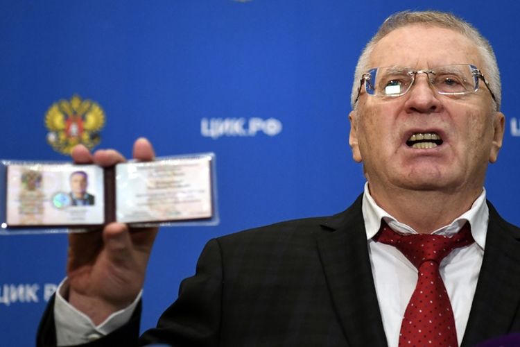 Kandidat Presiden Rusia Vladimir Zhirinovsky menunjukkan sertifikat kandidat presiden miliknya setelah resmi dinyatakan lolos oleh Komisi Pemilu Pusat Rusia untuk ikut dalam pemilihan presiden 2018.