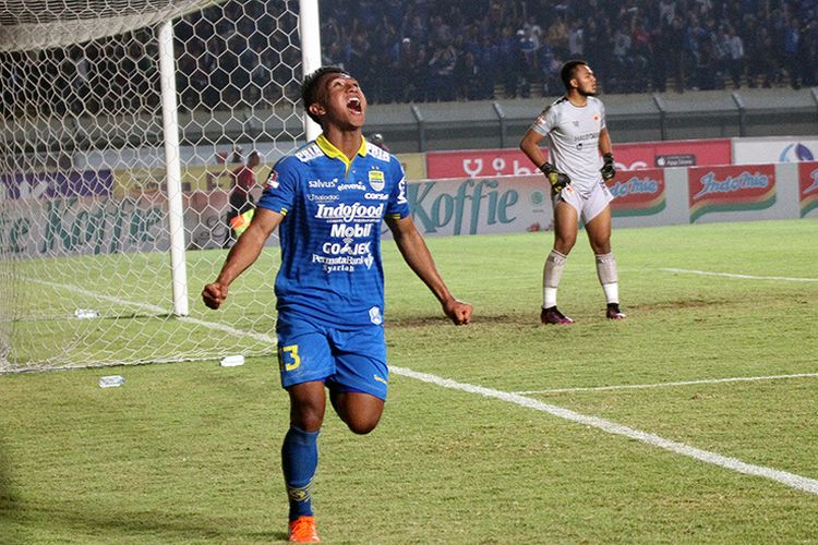 Pemain Persib, Febri Hariyadi, merayakan golnya ke gawang Kalteng Putra FC, di Stadion Si Jalak Harupat, Kabupaten Bandung, Selasa (16/7/2019). 