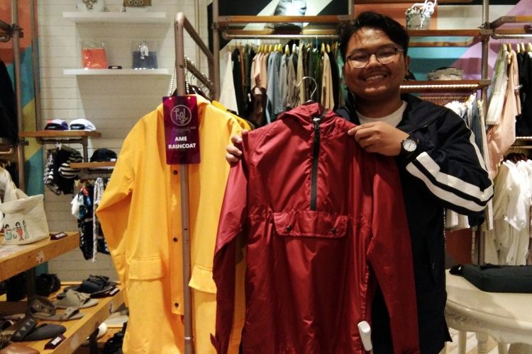 Bimo Atiflugeni (25) pemilik brand Ame Raincoat saat ditemui di Happy Go Lucky Store, Jalan Ciliwung, Kota Bandung, Selasa (30/10/2018).