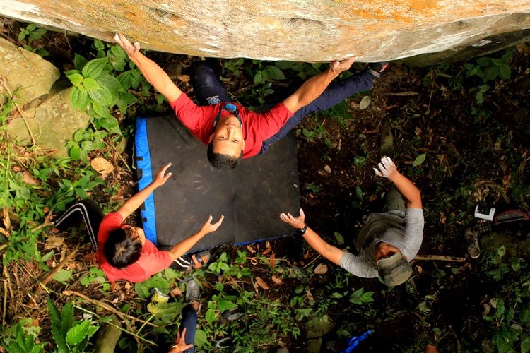 Anggota organisasi Mahasiswa Pencinta Alam Universitas Indonesia (Mapala UI) sedang memanjat dengan teknik bouldering tebing Gunung Bongkok, Desa Sukamulya, Kecamatan Tegal Waru, Kabupaten Purwakarta, Jawa Barat, Minggu (14/4/2019). Gunung Bongkok merupakan salah satu titik wisata panjat tebing di Jawa Barat.