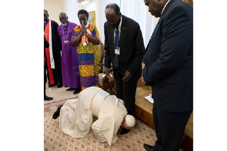 Paus Fransiskus berlutut dan mencium kaki Presiden Sudan Selatan Salva Kiir di Vatikan Kamis (11/4/2019). Segera setelah itu, Paus Fransiskus juga melakukan hal yang sama kepada pemimpin oposisi Riek Machar.