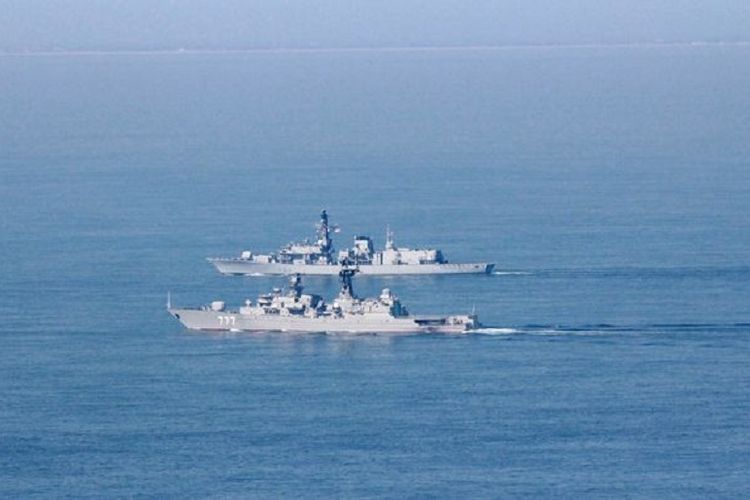 Fregat AL Inggris HMS St Albans (latar belakang) terlihat mengawal ketat kapal perusak AL Rusia Yaroslav Mudry yang melintas di Selat Channel, Jumat (20/4/2018).