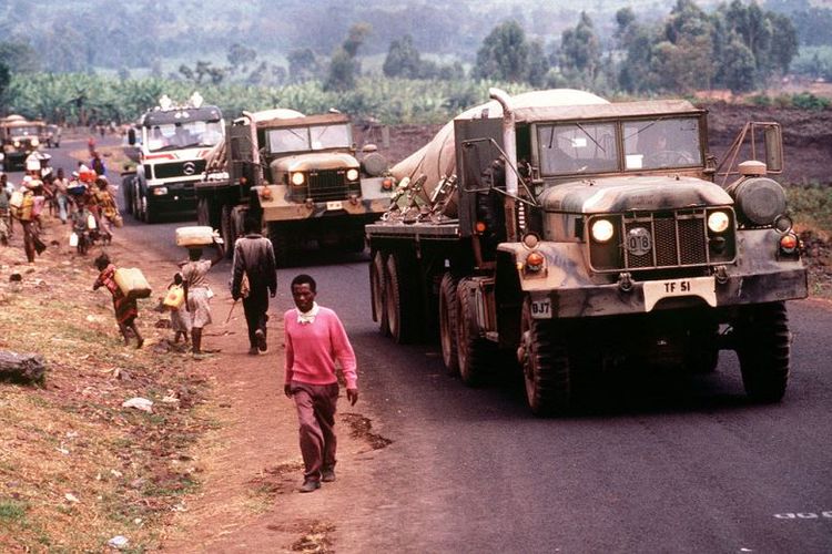 Konvoi kendaraan militer AS membawa air bersih untuk pengungsi Rwanda di kamp Kimbumba, Zaire pada Agustus 1994.
