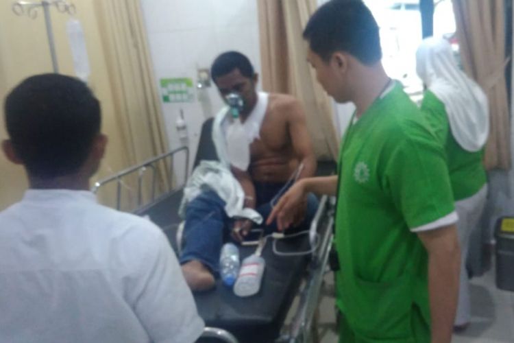 Sunardi alias Nadi (38) ojek online yang mengalami penusukan oleh orang tak dikenal saat menjalani perawatan di Rumah Sakit Muhammad Hoesin Palembang, Sumatera Selatan, Jumat (14/12/2018).