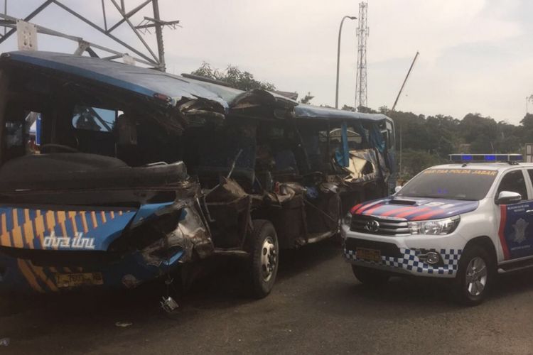 Bus jurusan Jakarta-Tasimalaya mengalami kecelakaan dan terguling di Tol Jagorawi KM 42 setelah menabrak truk yang berada di depannya, Senin (16/10/2017)