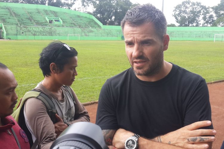 Pelatih Bhayangkara FC, Simon Mc Menemy usai latihan di Stadion Gajayana, Kota Malang, Senin (29/1/2018)