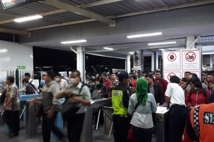 Sistem tiket elektronik sudah berangsur normal di Stasiun Bekasi, Senin (23/07/2018).