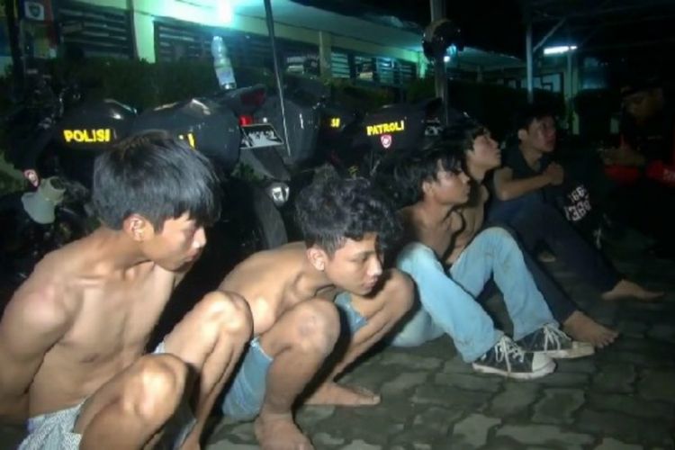 Para anggota gangster yang hendak tawuran di Jalan Mayjend Sutoyo, Cililitan, Jakarta Timur dibekuk polisi, Minggu (3/2/2019).