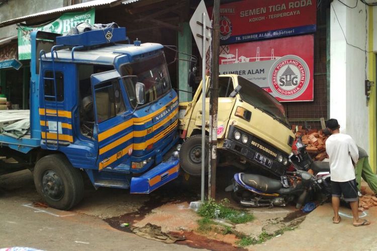 Truk tronton bermuatan semen meluncur tanpa kendali dan menghantam sejumlah kendaraan di Jalan Brigjen Soewondo, Bobotsari, Purbalingga, Jawa Tengah, Jumat (15/9/2017).