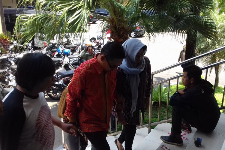 Anggota DPRD Kota Malang, Hadi Susanto dan Tutut Hariyani saat memasuki ruang pemeriksaan KPK di Mapolres Malang Kota, Kamis (19/10/2017). 