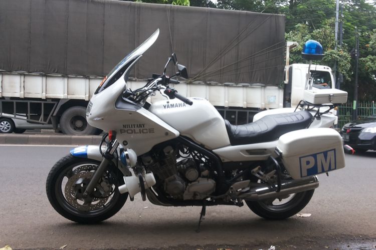 Satu unit motor dinas Polisi Militer TNI berjenis Yamaha QJ900P yang sedang diservis di Merzyta Motor di Ciracas, Jakarta Timur, Jumat (19/1/2018). 