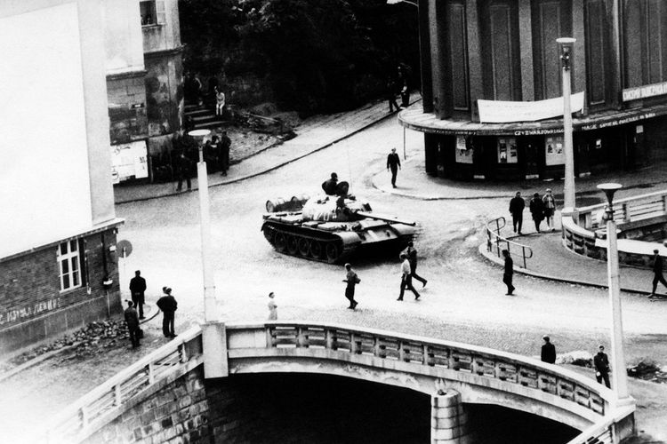 Dalam foto yang diambil Agustus 1968, sebuah tank melintas di jalanan Prague, Czechoslovakia, selama terjadinya bentrokan antara pergerakan Prague Spring dengan pasukan Pakta Warsawa.