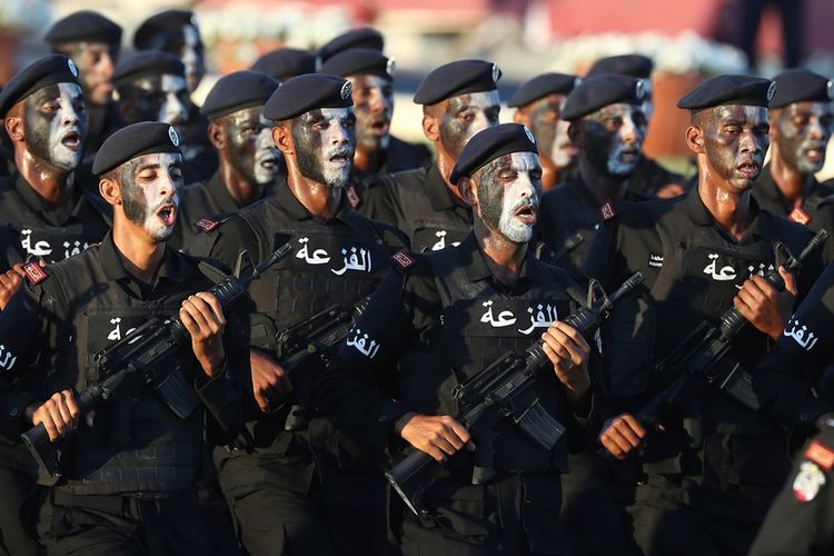 Pasukan militer Qatar saat mengikuti pawai kemerdekaan di Doha pada Desember 2017.