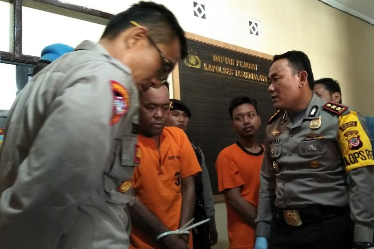 Kapolres Tasikmalaya menunjukkan pelaku pembunuhan seorang kakak oleh adik kandungnya sendiri, Jumat (16/11/2018).