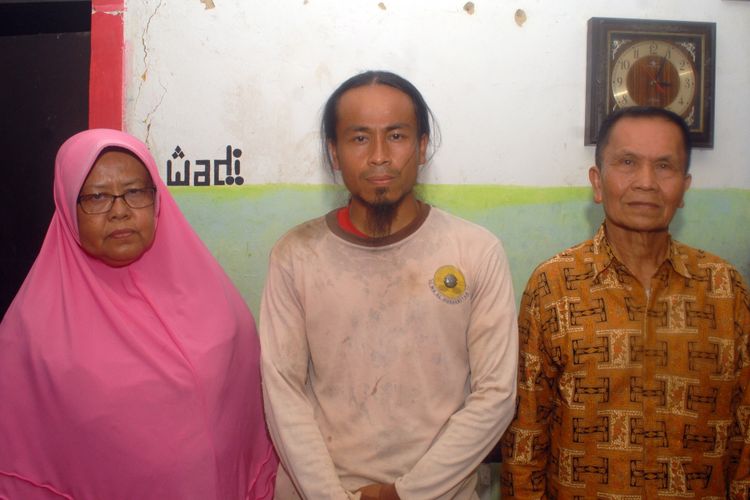 Rahmat Apandi alias Amat diapit kedua orangtuanya, ibunya Uun dan bapaknya Yan Sopyan (kanan) saat foto bersama di rumahnya Kampung/Desa Pasirdotong, Kecamatan Cidahu, Sukabumi, Jawa Barat, Rabu (28/2/2018).