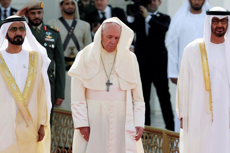 Paus Fransiskus (tengah) disambut oleh Wakil Presiden Uni Emirat Arab dan penguasa Dubai Syeikh Mohammed bin Rashid al-Maktoum serta Pangeran Mahkota Abu Dhabi Mohammed bin Zayed Al-Nahyan dalam upacara penyambutan di Istana Kepresidenan di Abu Dhabi, Uni Emirat Arab, Senin (4/2/2019).