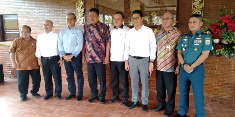 Gubernur Sulawesi Utara Olly Dondokambey, SE menggelar pertemuan membahas perizinan kapal-kapal nelayan yang ma dengan Tim Satgas 115 dan KKP di Minahasa, Sulawesi Utara, Kamis (15/11/2018)