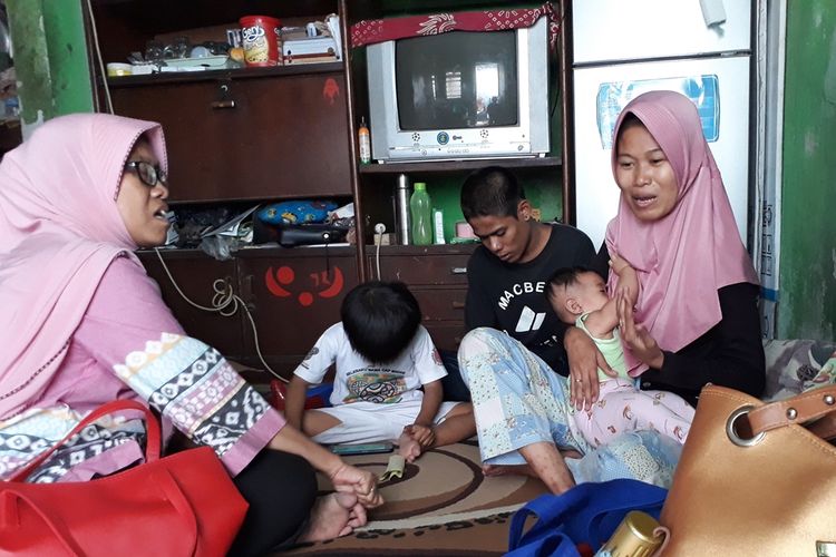 Andre Prasetya (21) bersama Novi (26) bercerita tentang kondisi ibunya yang meninggal kepada para pelayat di rumahnya, Kedondong Kidul Gang 1, Tegalsari, Surabaya, Jawa Timur, Rabu (28/8/2019).