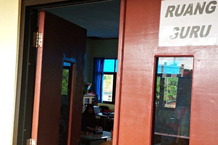 Sejumlah siswa SMA yang melalukan registrasi sebagai siswa baru di SMAN 2 Nunukan. Sebanyak 69 siswa yang enggan mendaftar di SMA swasta setelah penutupan PPDB tahun 2017 akhirnya diakomodasi oleh Dinas Pendidikan Provinsi Kalimantan Utara untuk diterima di Sejumlah SMA dan SMK negeri serta SMA swasta di Nunukan.