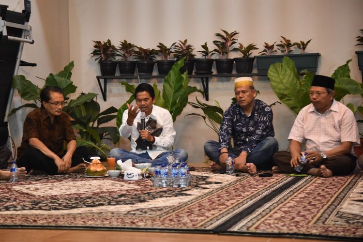Cawagub Jabar Dedi Mulyadi, saat ngabuburit bersama dengan tokoh masyarakat di Grand Wisata, Kabupaten Bekasi, Jumat (25/5/2018).