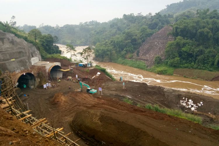 Tampak Outlet Terowongan Nanjung dengan sungai Citarum di Curug Jompong Desa Lagadar, Kecamatan Margaasih, Kabupaten Bandung. Rencananya terowongan dengan panjang 230 meter ini akan rampung Desember 2019 ini