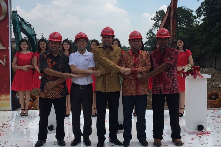 CEO PT Sindeli Properti Abadi Wu Wei (tengah) saat ground breaking proyek Jakarta Living Star, Jumat (16/3/2018).