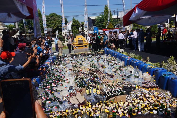 Pemusnahan 11.776 liter minuman keras di Mapolres Banyuwangi Rabu (2/5/2018)