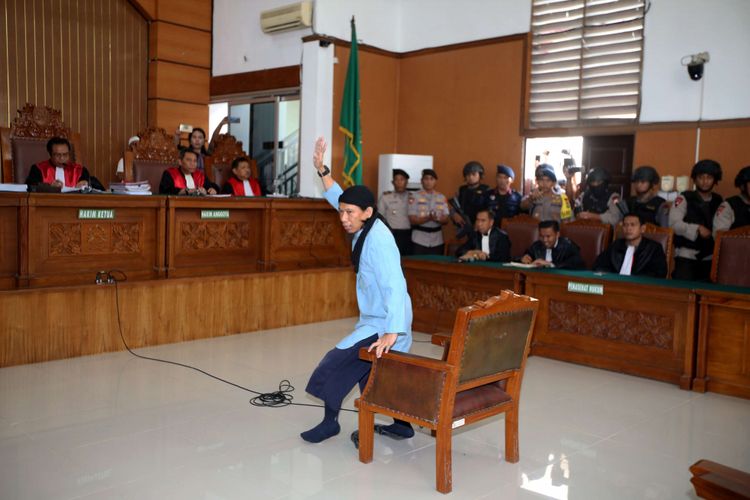 Terdakwa kasus teror bom Thamrin, Aman Abdurrahman menjalani sidang putusan di Pengadilan Negeri Jakarta Selatan, Jumat (22/6/2018). Majelis hakim Pengadilan Negeri Jakarta Selatan menjatuhkan hukuman mati kepada terdakwa.