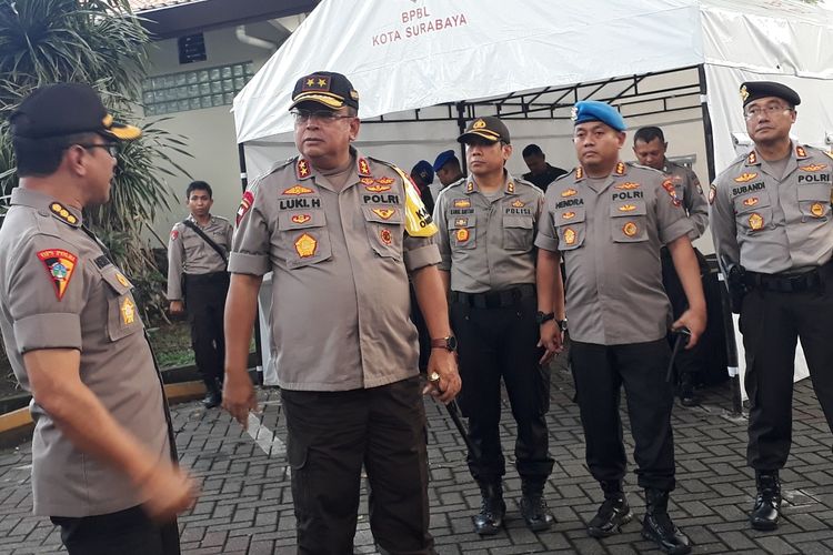 Kapolda Jatim Irjen Luki Hermawan (tengah) saat meninjau lokasi rekapitulasi suara Pemilu 2019 KPU Jatim di Hotel Singgasana Surabaya, Senin (6/5/2019)