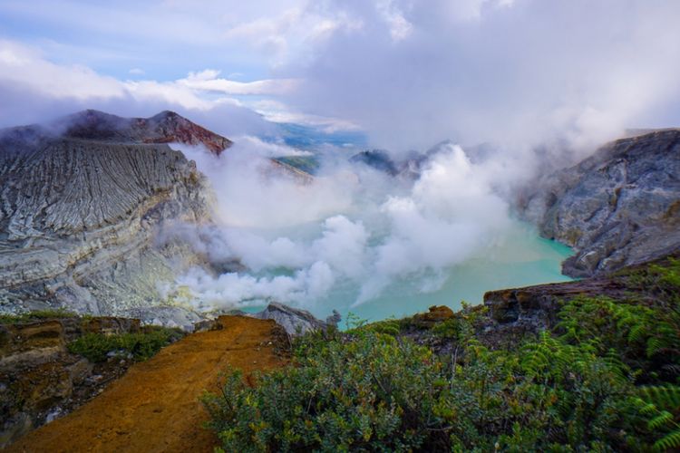 Kawah Gunung Ijen diambil pada Mei 2016.