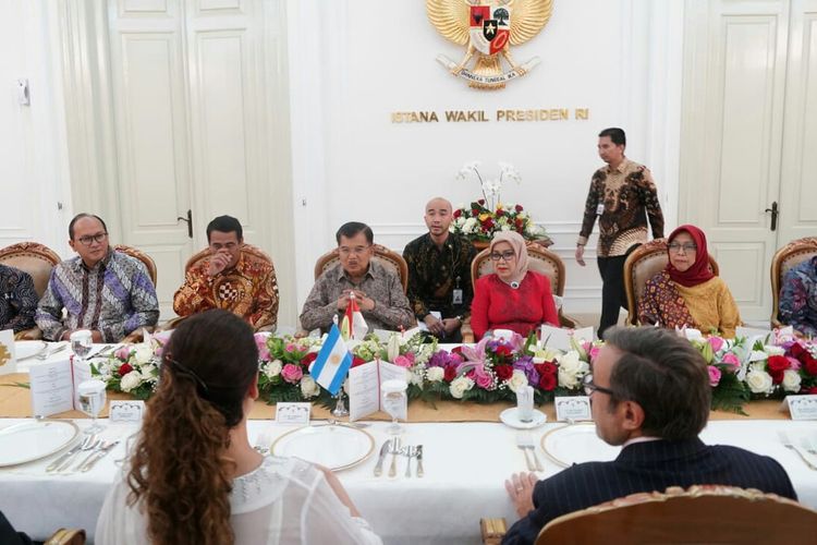 Wakil Presiden Jusuf Kalla menjamu Wakil Presiden Argentina Gabriel Michetti dengan jamuan makan malam di Istana Wapres, Jakarta