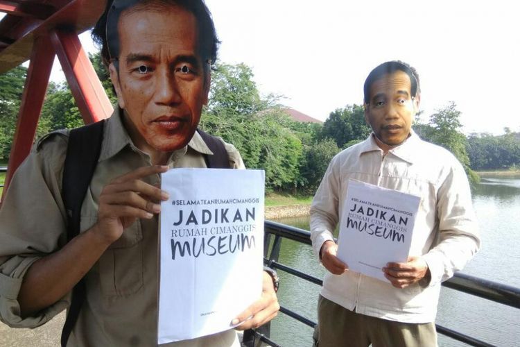 Anggota Komunitas Sejarah Depok melakukan aksi berupa pemakaian topeng bergambarkan wajah Presiden Jokowi sambil membawa tulisan #SelamatkanRumahCimanggis, Jadikan Rumah Cimanggis Museum. Aksi itu mereka lakukan di Kampus UI Depok, Jumat (2/2/2018).