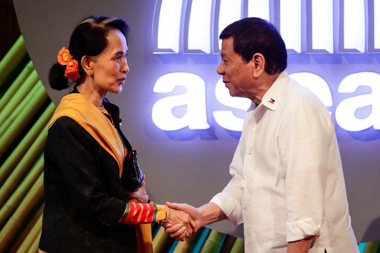 Konselor Negara Myanmar, Aung San Suu Kyi (kiri) berjabat tangan dengan Presiden Filipina, Rodrigo Duterte saat keduanya bertemu dalam kesempatan konferensi ASEAN di Manila, November 2017.