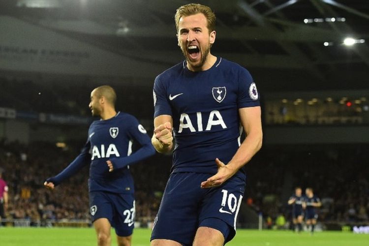 Harry Kane merayakan gol Tottenham Hotspur ke gawang Brighton & Hove Albion pada laga Premier League di Stadion American Express Community, Selasa (17/4/2018). 