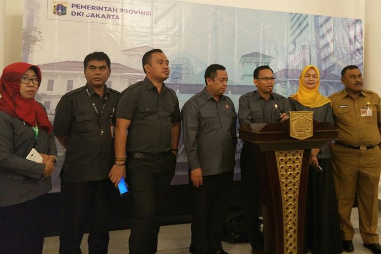Bawaslu DKI Jakarta usai bertemu dengan Gubernur DKI Jakarta Anies Baswedan di Balai Kota, Senin (5/2/2018). 
