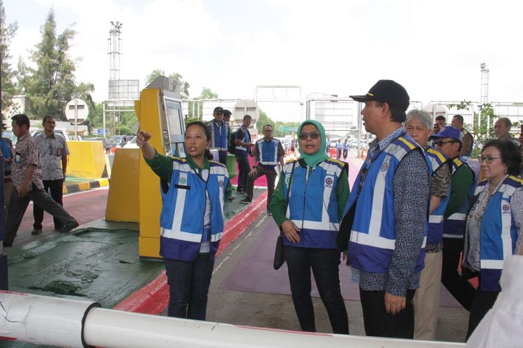 Menteri BUMN Rini M Soemarno didampingi Dirut PT Jasa Marga (Persero) Tbk Desi Arryani saat uji coba RFID di GT Kapuk, Jumat (22/3/2019).