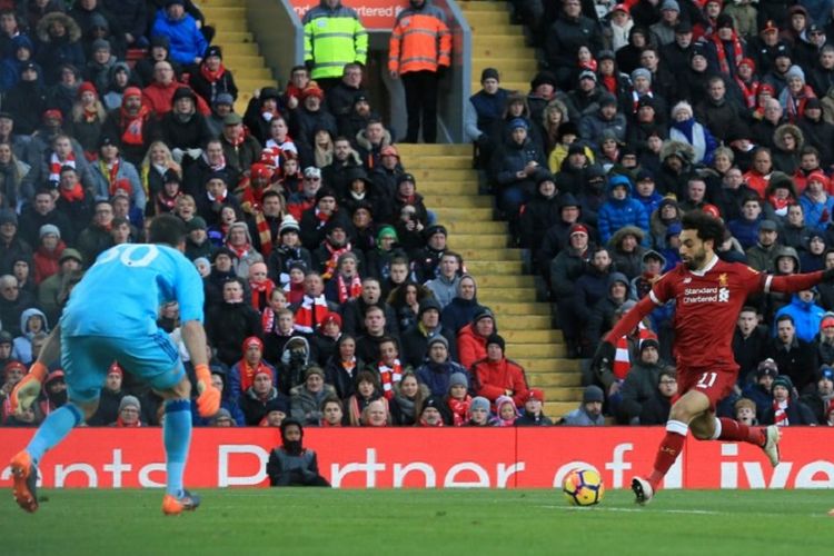 Mohamed Salah mencetak gol pertama Liverpool ke gawang Watford pada pertandingan Premier League di Stadion Anfield, Sabtu (17/3/2018).