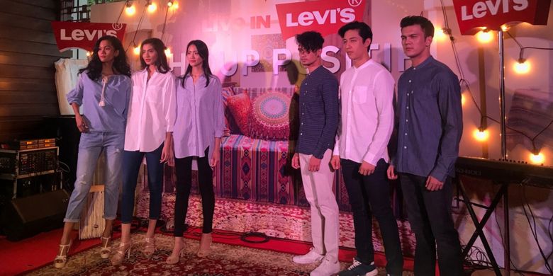 Levis menampilkan koleksi terbaru bagi pria dan wanita dengan wash yang baru. 