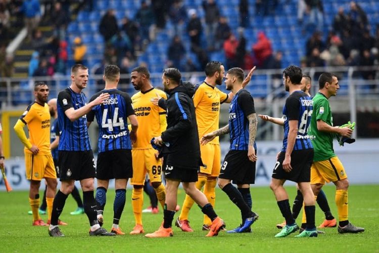Para pemain Inter Milan merayakan kemenangan atas Hellas Verona pada pertandingan Serie A di Stadion Giuseppe Meazza, Sabtu (31/3/2018). 