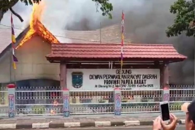 Kantor DPR Papua Barat, di Jalan Siliwangi yang dibakar massa