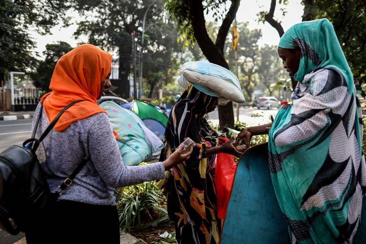Pencari suaka dari Afganistan, Sudan dan Somalia beraktivitas di Trotoar Kebon Sirih, Menteng, Jakarta Pusat, Sabtu (6/7/2019). Para pencari suaka tersebut menetap di trotoar untuk menuntut kepastian perlindungan dari Komisioner Tinggi PBB untuk Pengungsi atau United Nations High Commissioner for Refugees (UNHCR).