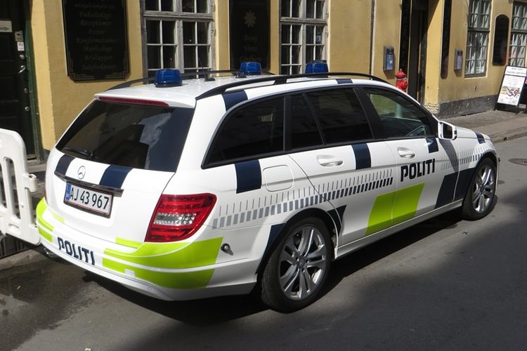 Mobil patroli kepolisian Denmark yang disangka taksi oleh pengedar narkoba di Copenhagen.