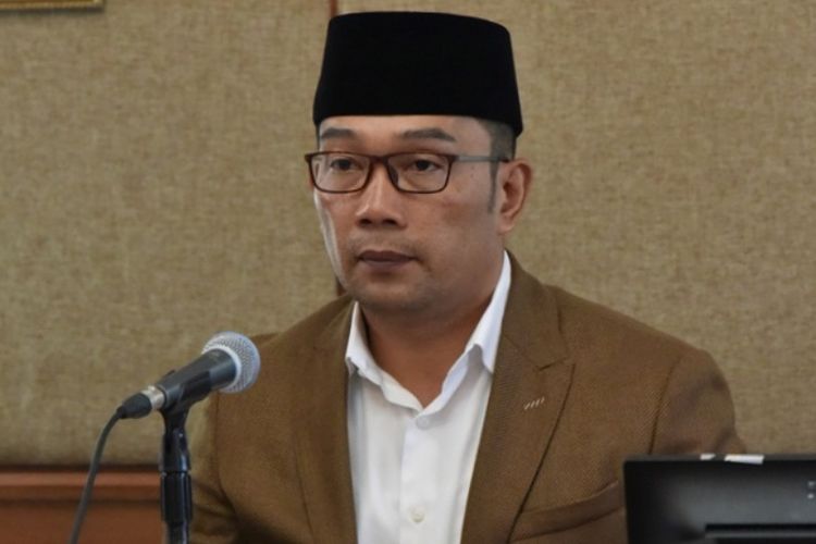 Gubernur Jawa Barat Ridwan Kamil sewaktu melakukan video conference bersama Kementerian Dalam Negeri, di Gedung Sate, Jalan Diponegoro, Kamis (18/4/2019).