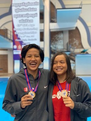 Dua atlet renang Indonesia peraih medali emas di hari terakhir SEA Age Group 2019, Komang Adinda Nugraha dan Adelia
