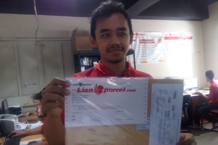 Pekerja Lion Percel memperlihatkan sebuah paket dokumen siap kirim di Kawasan Kedoya, Jakarta Barat (15/1/2019.