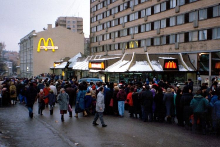 Beginilah suasana antrean warga Moskwa di gerai McDonalds pertama yang dibuka di Rusia pada 31 Januari 1990.