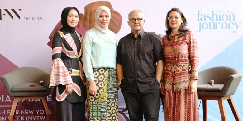 Dari kiri ke kanan: Desainer Dian Pelangi, Manager PR Wardah Elsa Maharani, Desainer Itang Yunasz, dan Amy Wirabudi.