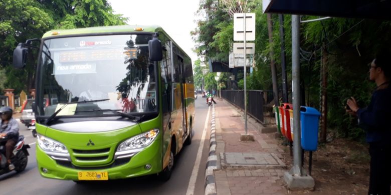 Tampak Bus Transpatriot tiba di Halte bus, Jalan Ir. Juanda tepatnya di depan kantor Pemerintah Kota Bekasi, Senin (26/11/2018).