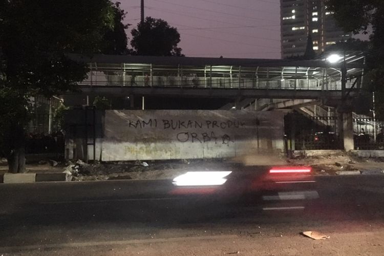 Coretan demo mahasiswa di dinding pagar pembatas rel jalur kereta Jakarta-Serpong di Jl Tentara Pelajar, Jakarta Pusat, pada ruas yang mengarah ke utara. Gambar diambil pada Rabu (25/9/2019) pagi.